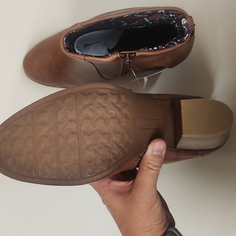 SOLD
BareTraps Brown Ankle Boots Sz 10 - Picture 4 of 5